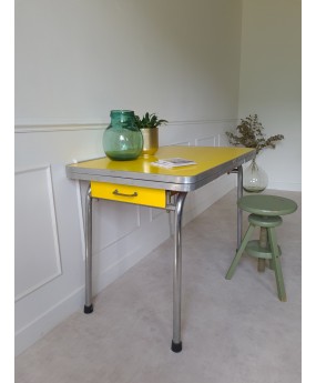 Table en formica jaune citron